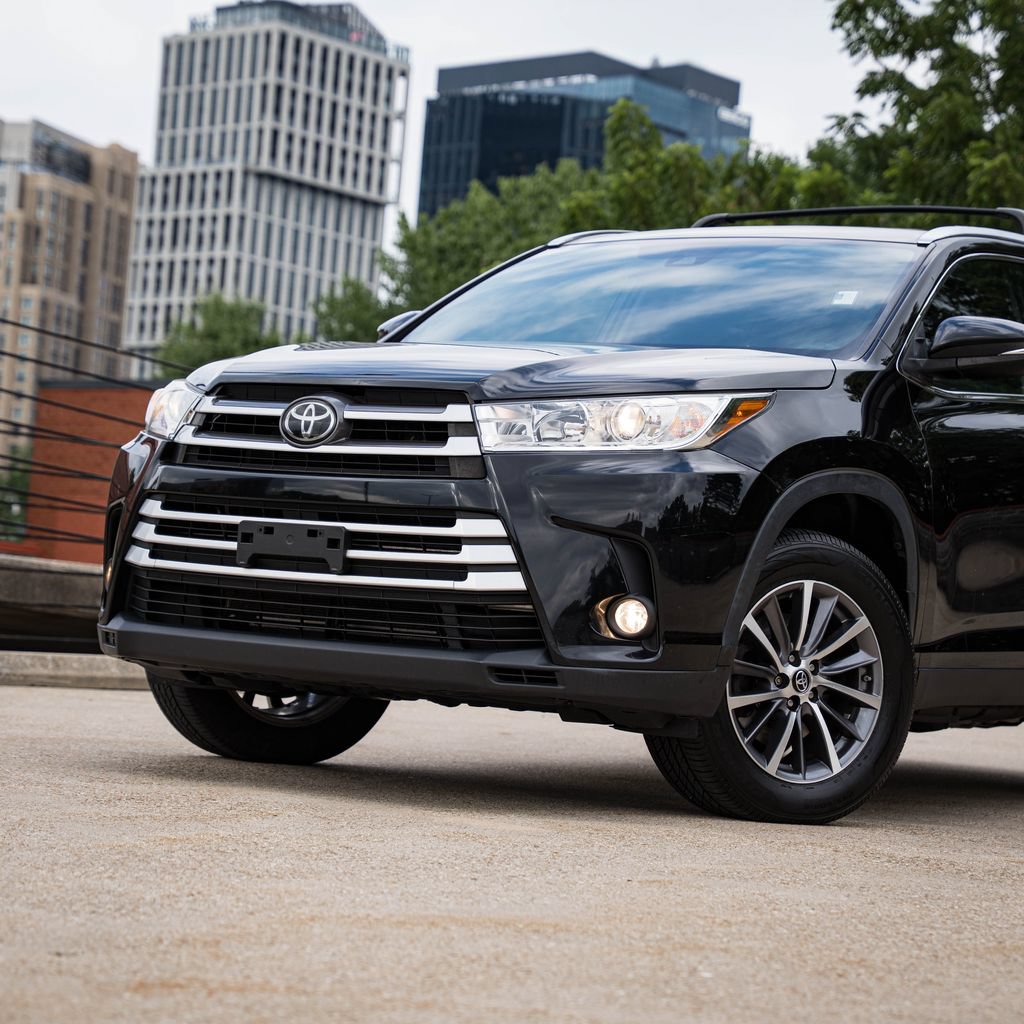 Used 2019 Toyota Highlander XLE AWD/4WD image 2