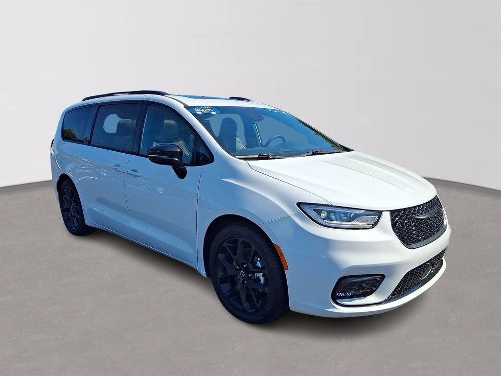 Used 2025 Chrysler Pacifica Limited FWD image 3