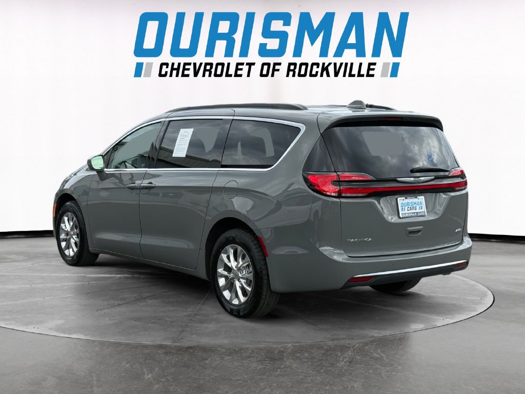 Used 2022 Chrysler Pacifica Touring-L w/ Uconnect Theater Family Group AWD/4WD image 4