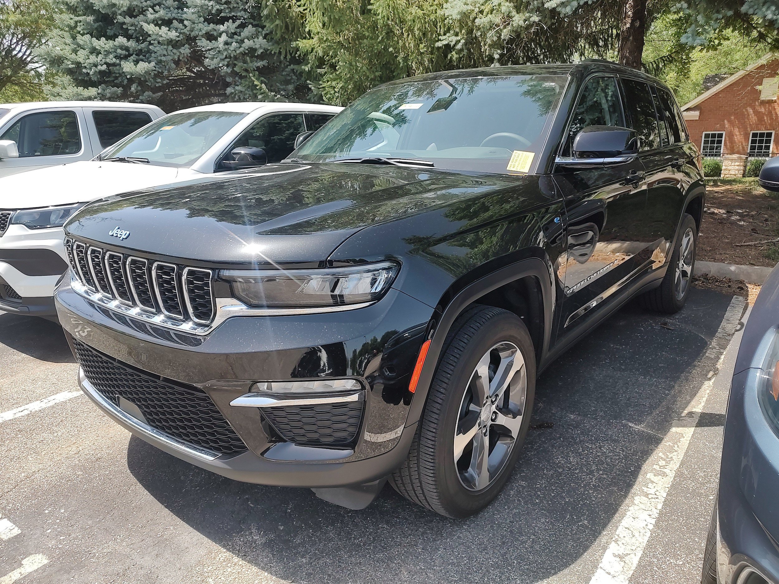 Used 2023 Jeep Grand Cherokee 4WD 4xe image 3