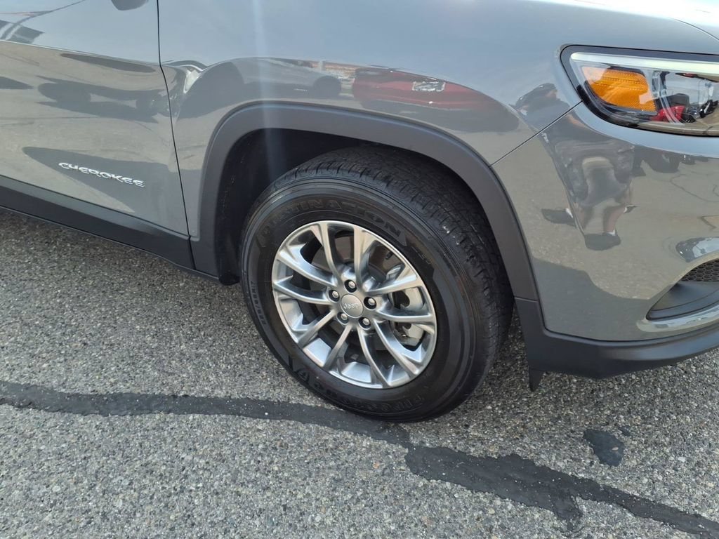 Used 2021 Jeep Cherokee Latitude Lux w/ Comfort/Convenience Group AWD/4WD image 4