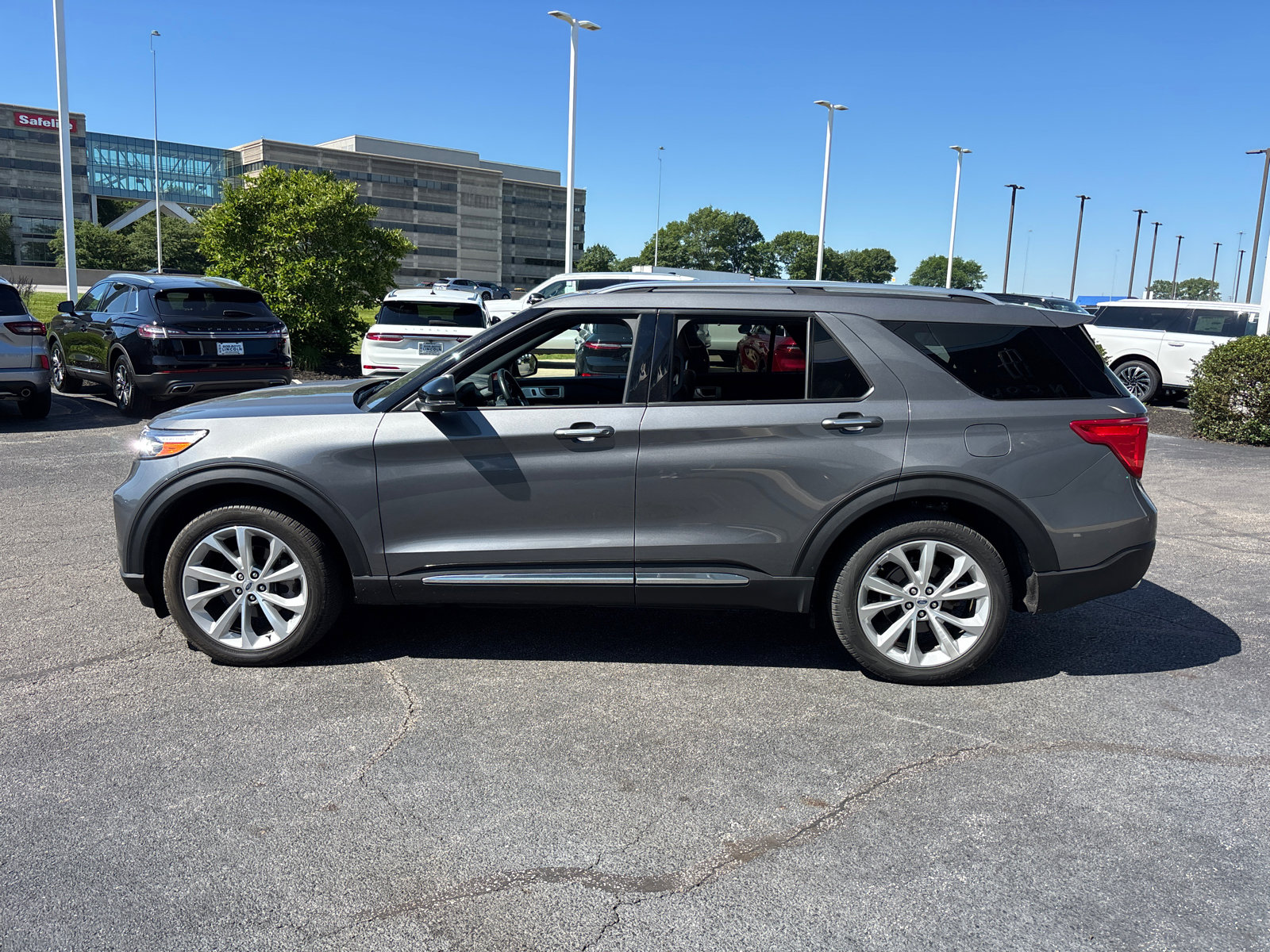 Used 2023 Ford Explorer Platinum w/ Technology Package AWD/4WD image 4