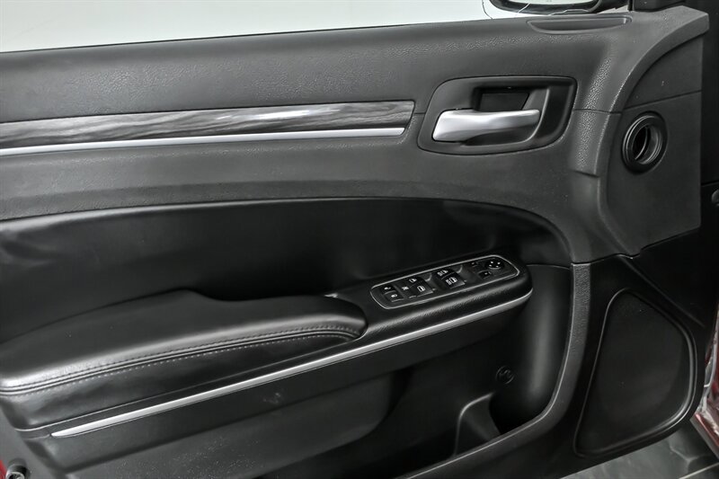 Used 2019 Chrysler 300 Touring RWD image 14