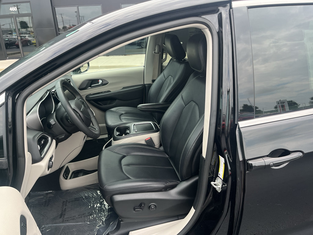 Used 2024 Chrysler Pacifica Touring-L FWD image 30