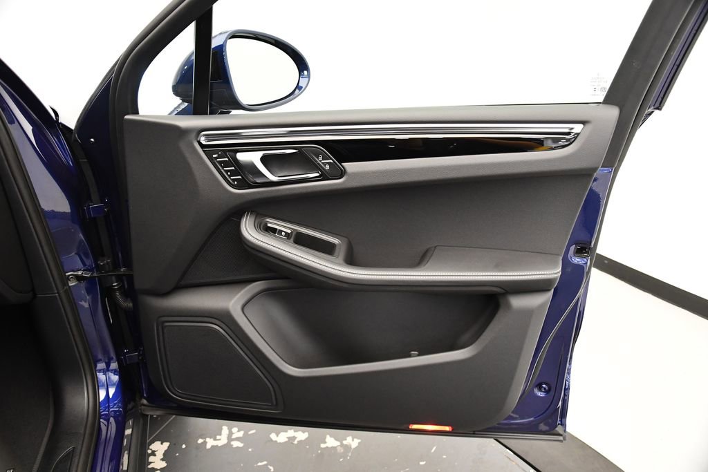 Certified 2025 Porsche Macan image 48