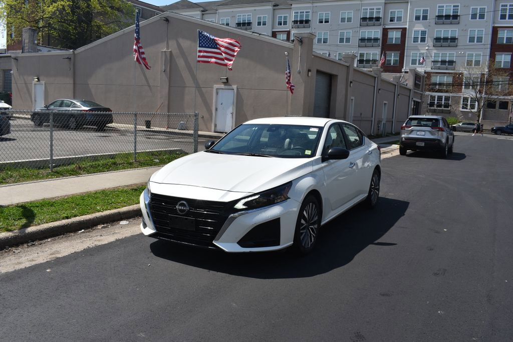 Used 2025 Nissan Altima 2.5 SV image 2