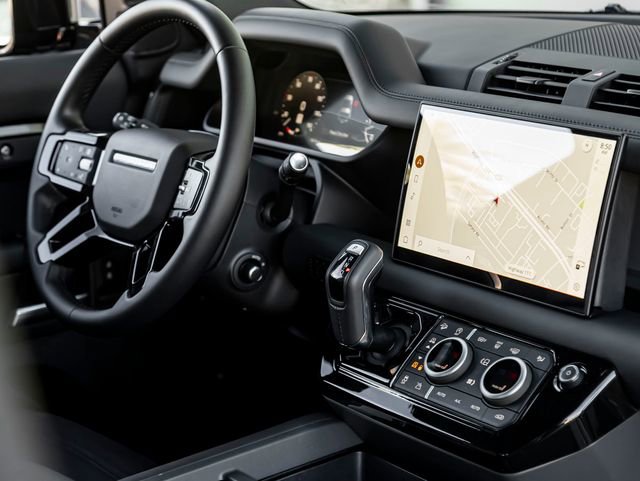 Used 2025 Land Rover Defender 90 X-Dynamic SE image 37