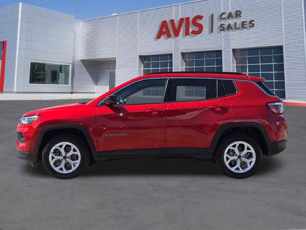 Used 2025 Jeep Compass Latitude w/ Sun & Sound Group AWD/4WD image 10