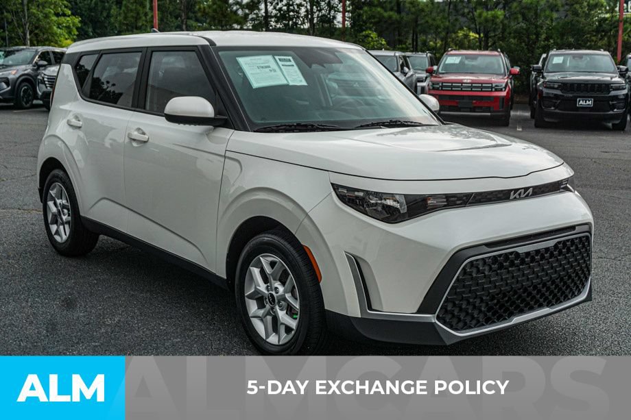 Used 2025 Kia Soul LX w/ LX Technology Package FWD image 3