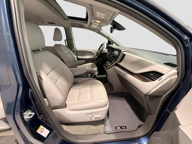 Used 2018 Toyota Sienna XLE FWD image 23