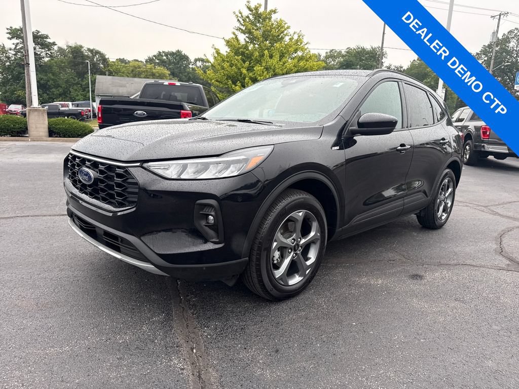 Used 2025 Ford Escape ST-Line Select AWD/4WD image 2