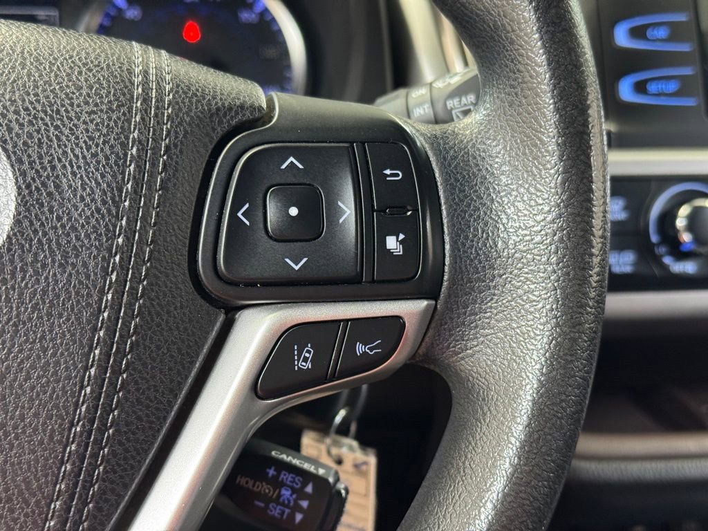 Used 2018 Toyota Highlander LE FWD image 32