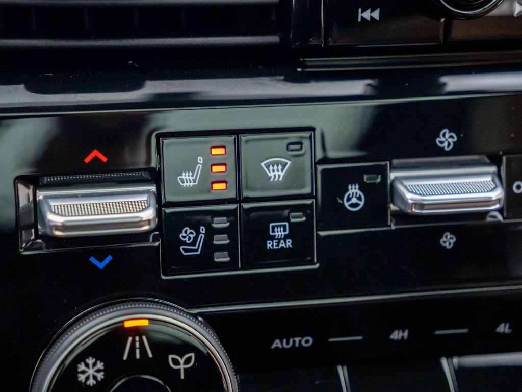 Used 2025 Nissan Armada Platinum Reserve w/ Convenience Package image 30