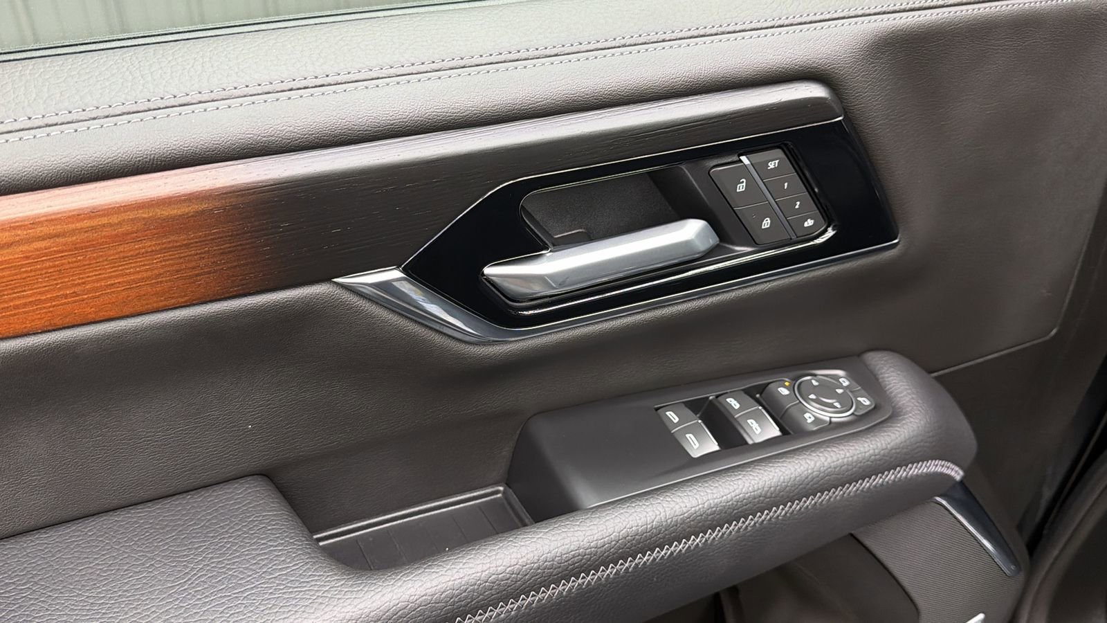 Used 2025 GMC Yukon XL Denali w/ Sun & Power Step Package image 30