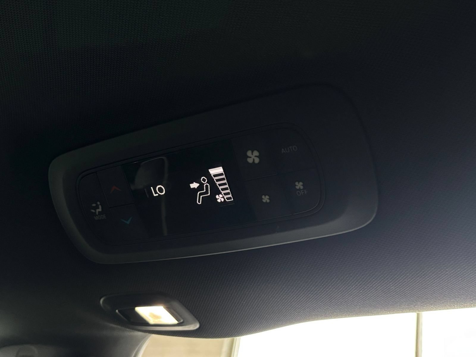 Used 2025 Chrysler Pacifica Limited FWD image 25