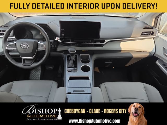 Used 2025 Toyota Sienna XLE FWD image 3