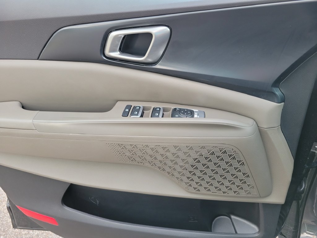 Used 2025 Kia Carnival FWD image 30