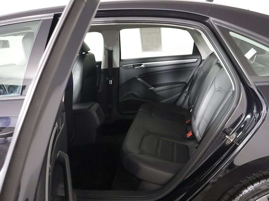 Used 2018 Volkswagen Passat 2.0T R-Line w/ R-Line Lighting Package FWD image 25
