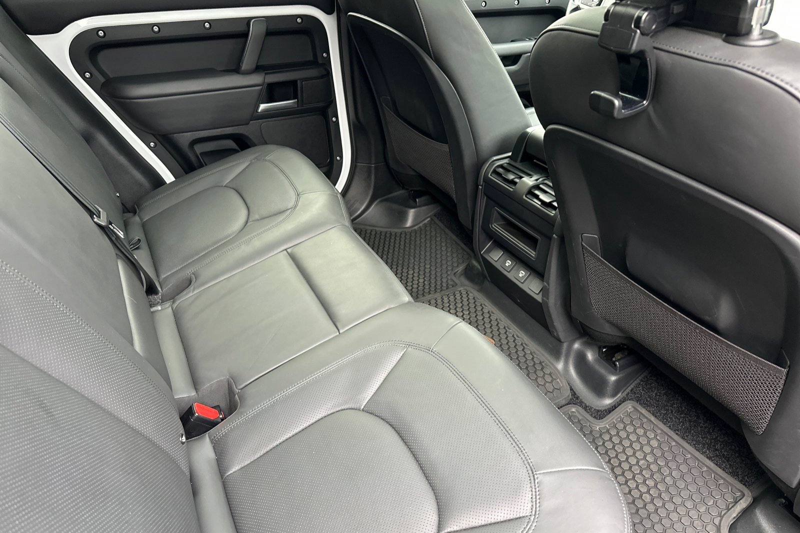 Used 2025 Land Rover Defender 110 S image 30