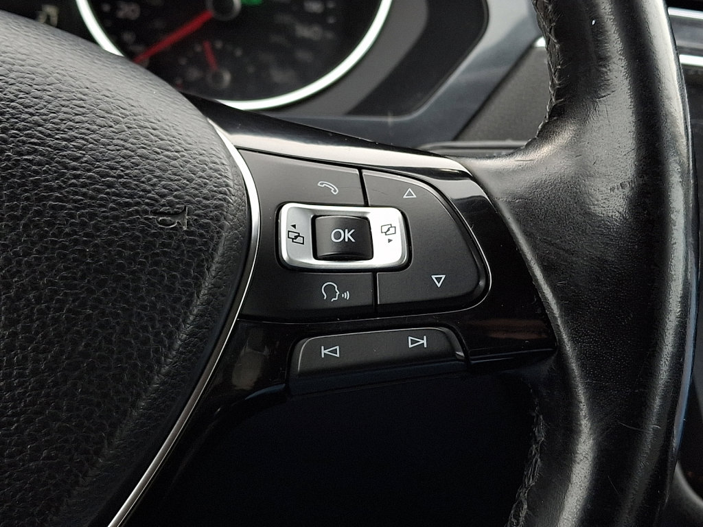 Used 2018 Volkswagen Tiguan SE w/ Front Fog Lights Package image 26