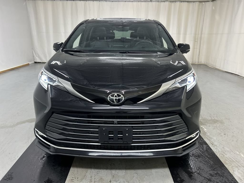 Used 2026 Toyota Sienna Platinum AWD/4WD image 3