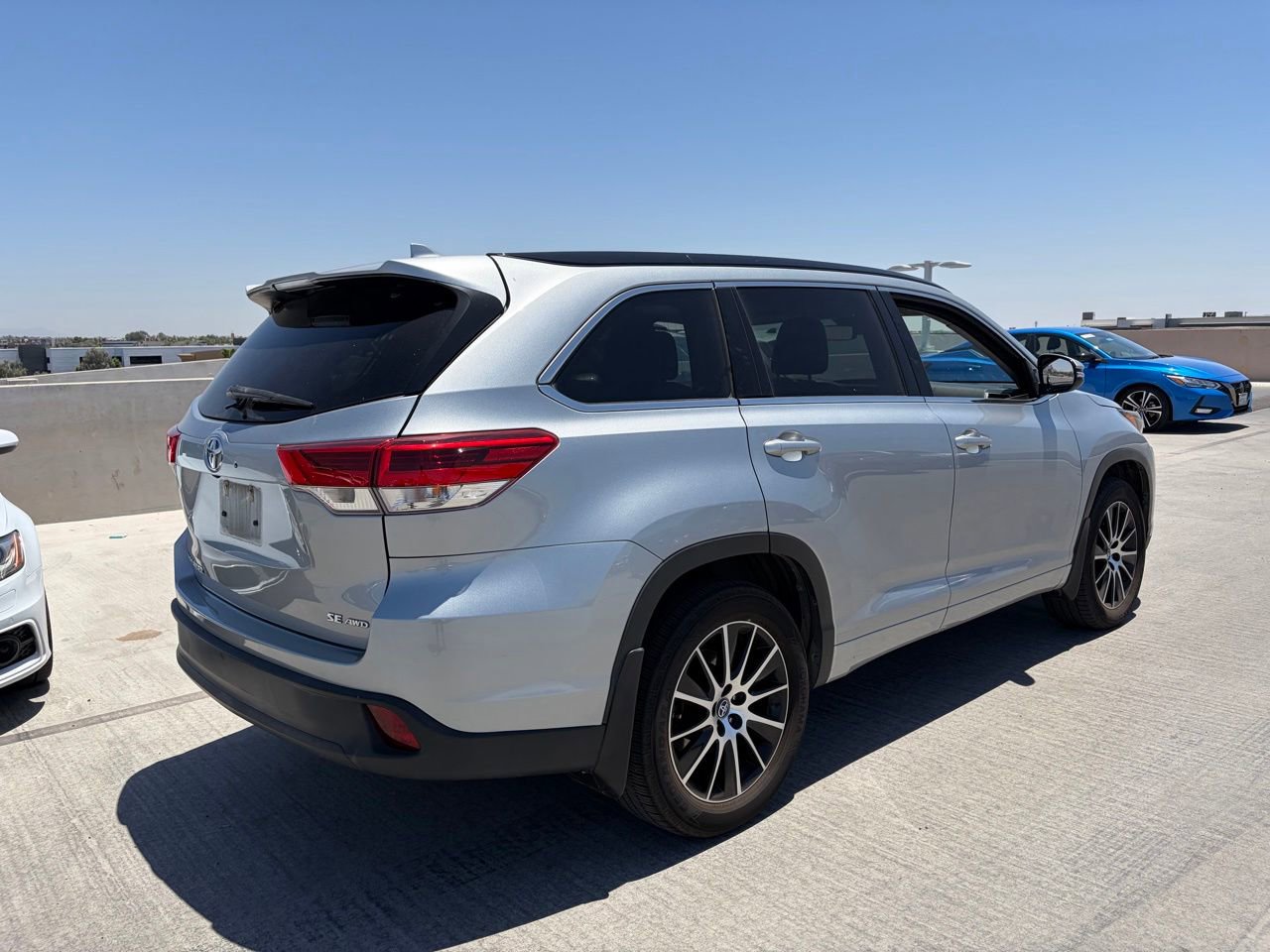 Used 2017 Toyota Highlander SE AWD/4WD image 3