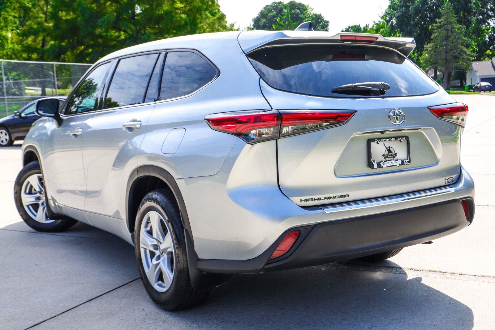 Used 2022 Toyota Highlander L FWD image 16