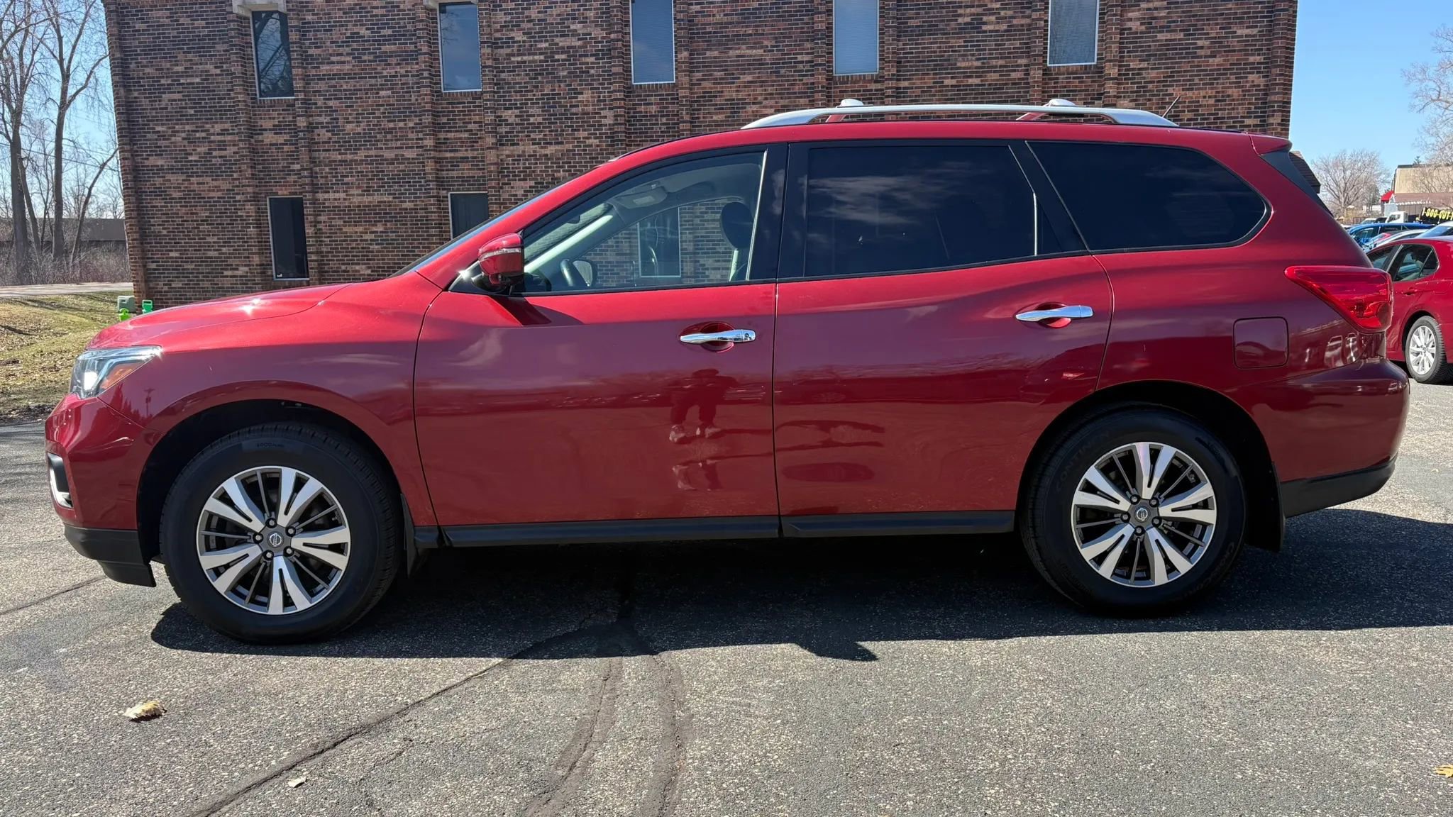 Used 2017 Nissan Pathfinder SL w/ Trailer Tow Package image 5