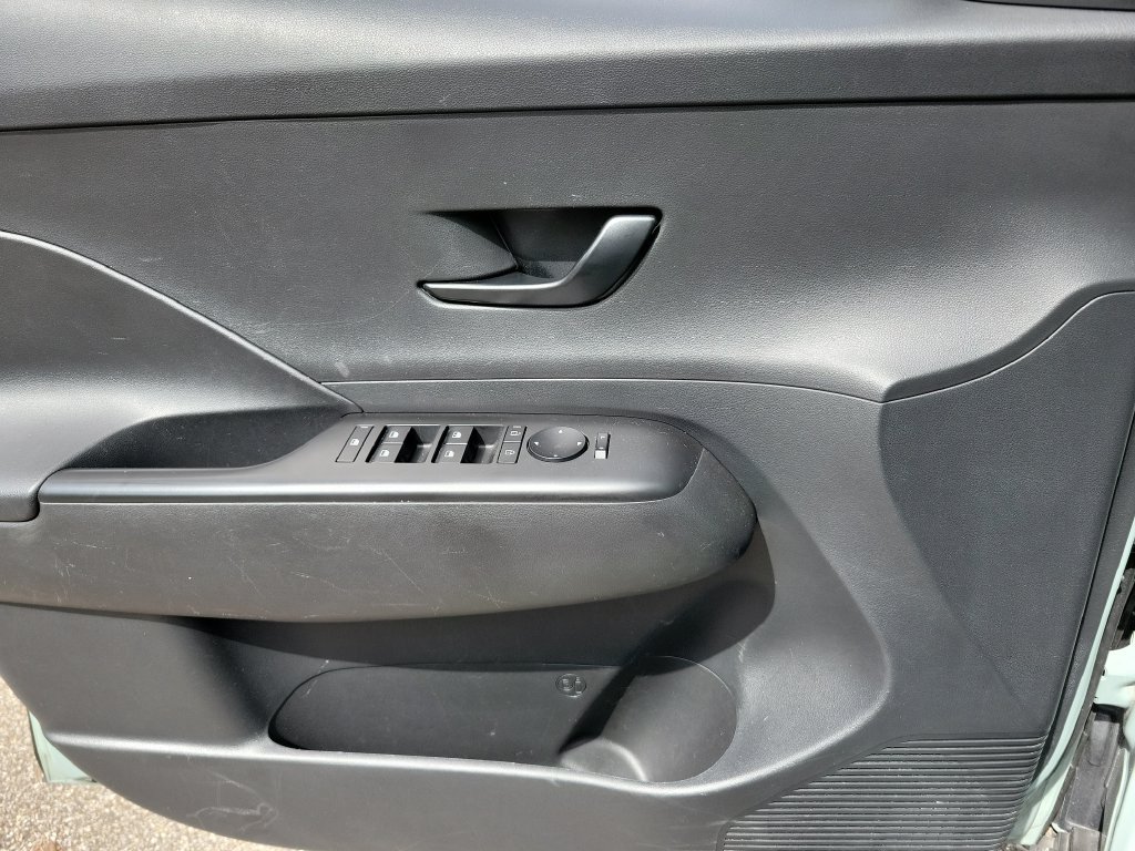 Used 2025 Hyundai Kona SEL FWD image 31