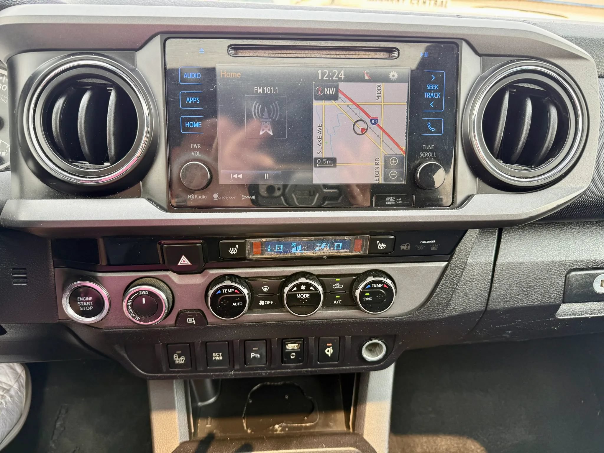 Used 2016 Toyota Tacoma TRD Sport w/ Premium & Technology Package AWD/4WD image 12