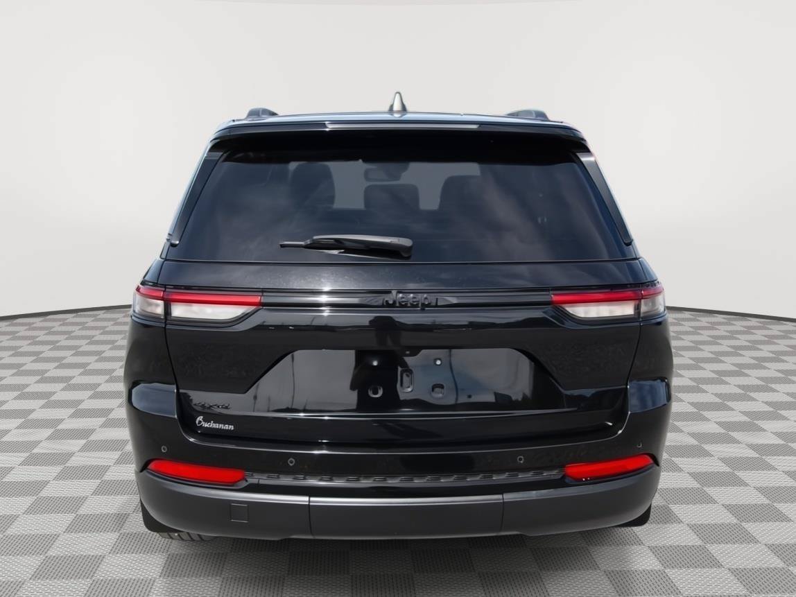 Used 2023 Jeep Grand Cherokee Altitude AWD/4WD image 6