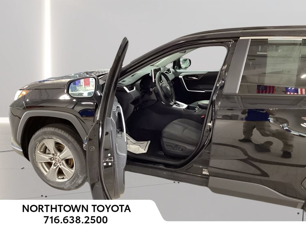 Used 2025 Toyota RAV4 XLE AWD/4WD image 15