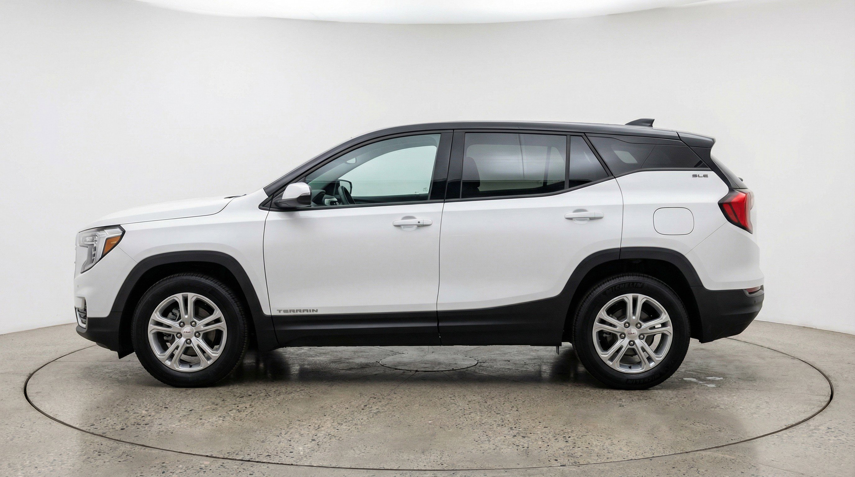 Used 2024 GMC Terrain SLE image 5