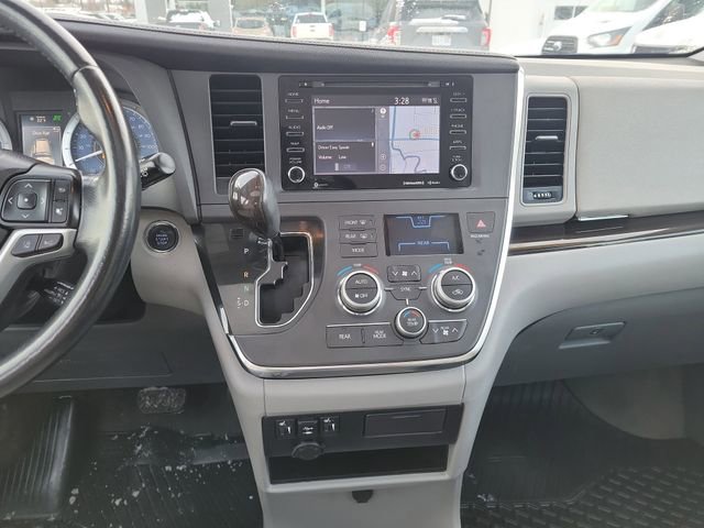 Used 2018 Toyota Sienna XLE image 26