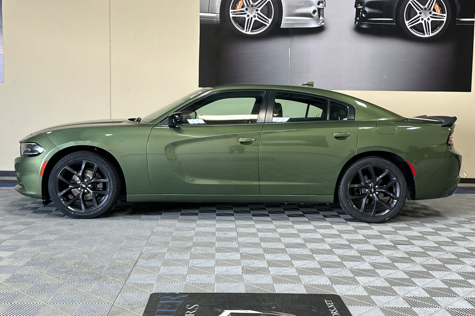 Used 2019 Dodge Charger SXT w/ Plus Group RWD image 7
