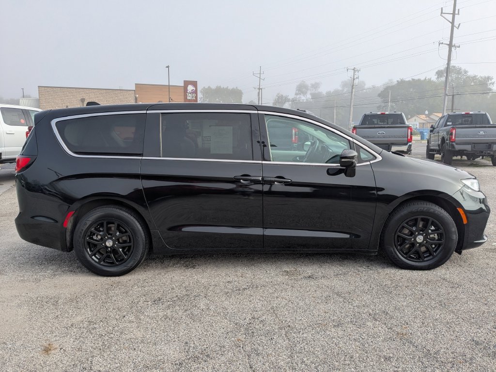 Used 2024 Chrysler Pacifica Touring-L FWD image 5