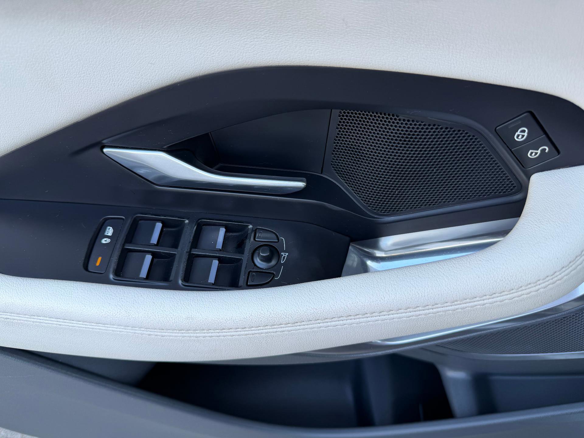 Used 2020 Jaguar E-PACE Sport Utility image 30