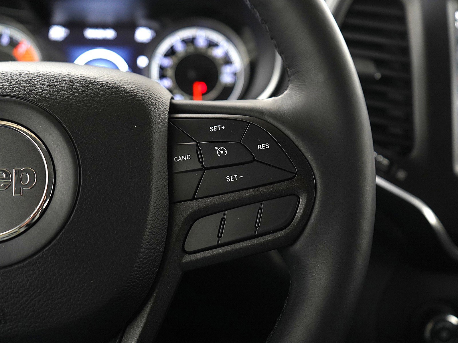 Used 2019 Jeep Cherokee Trailhawk w/ Cold Weather Group image 26