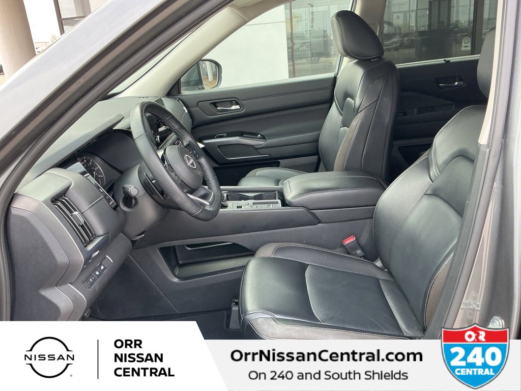 Used 2024 Nissan Pathfinder SL w/ Black Appearance Package image 17