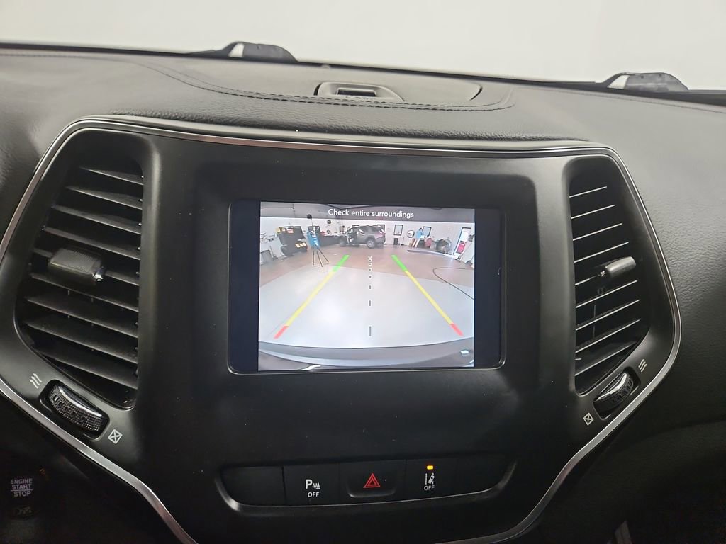 Used 2021 Jeep Cherokee Latitude Lux w/ Mopar Interior Package AWD/4WD image 20