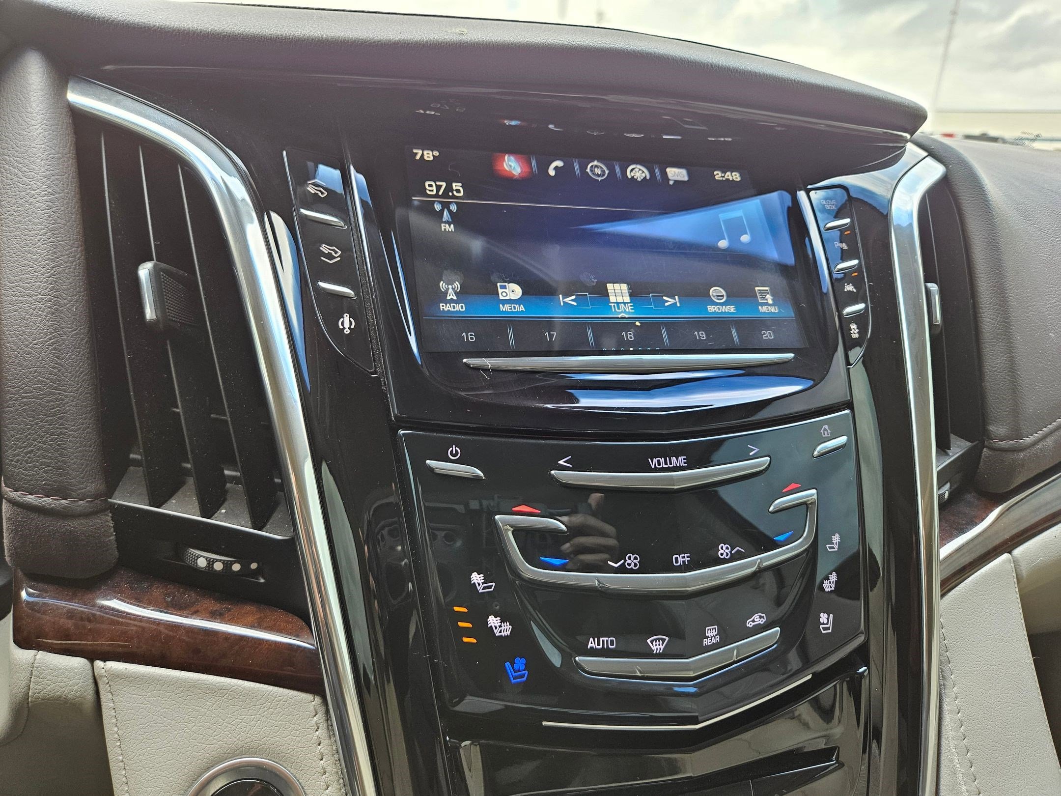 Used 2016 Cadillac Escalade Luxury AWD/4WD image 24