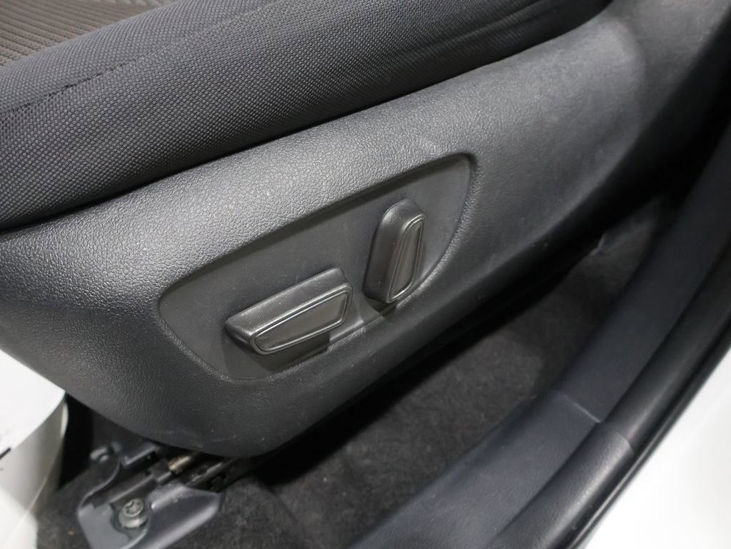 Used 2024 Toyota Highlander LE image 11