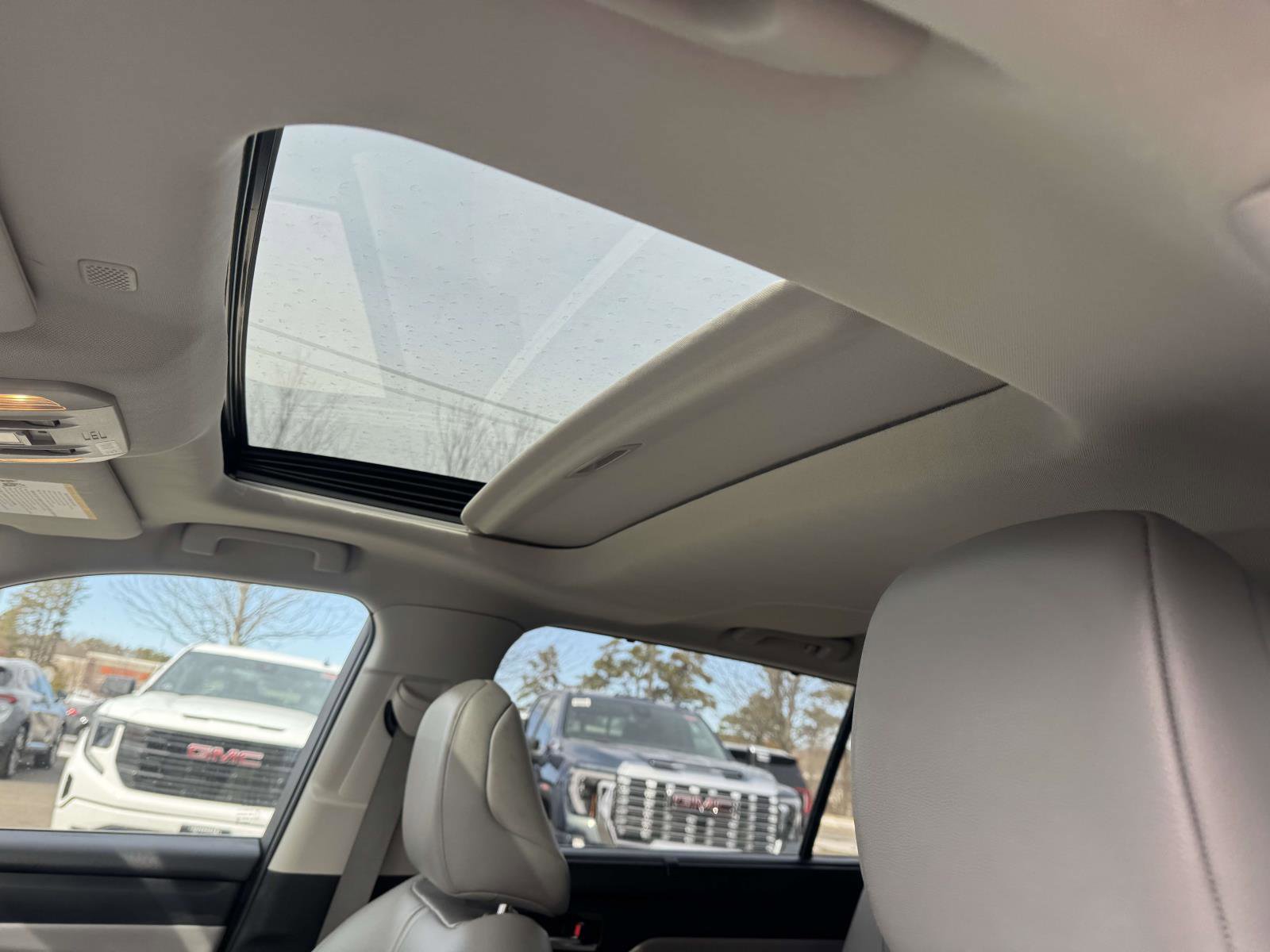 Used 2022 Toyota Highlander XLE AWD/4WD image 23