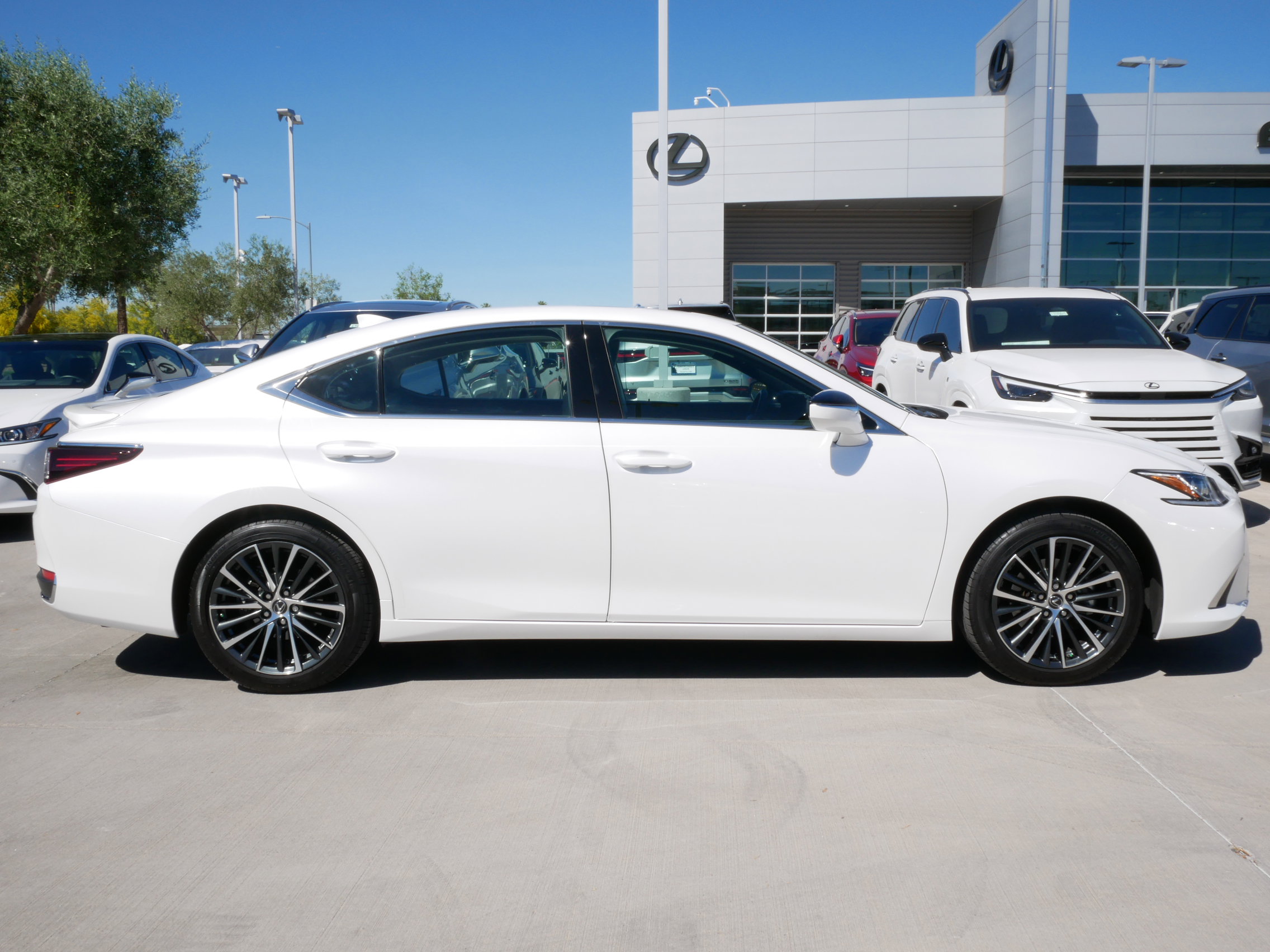 Certified 2025 Lexus ES 300h w/ Premium Package image 13