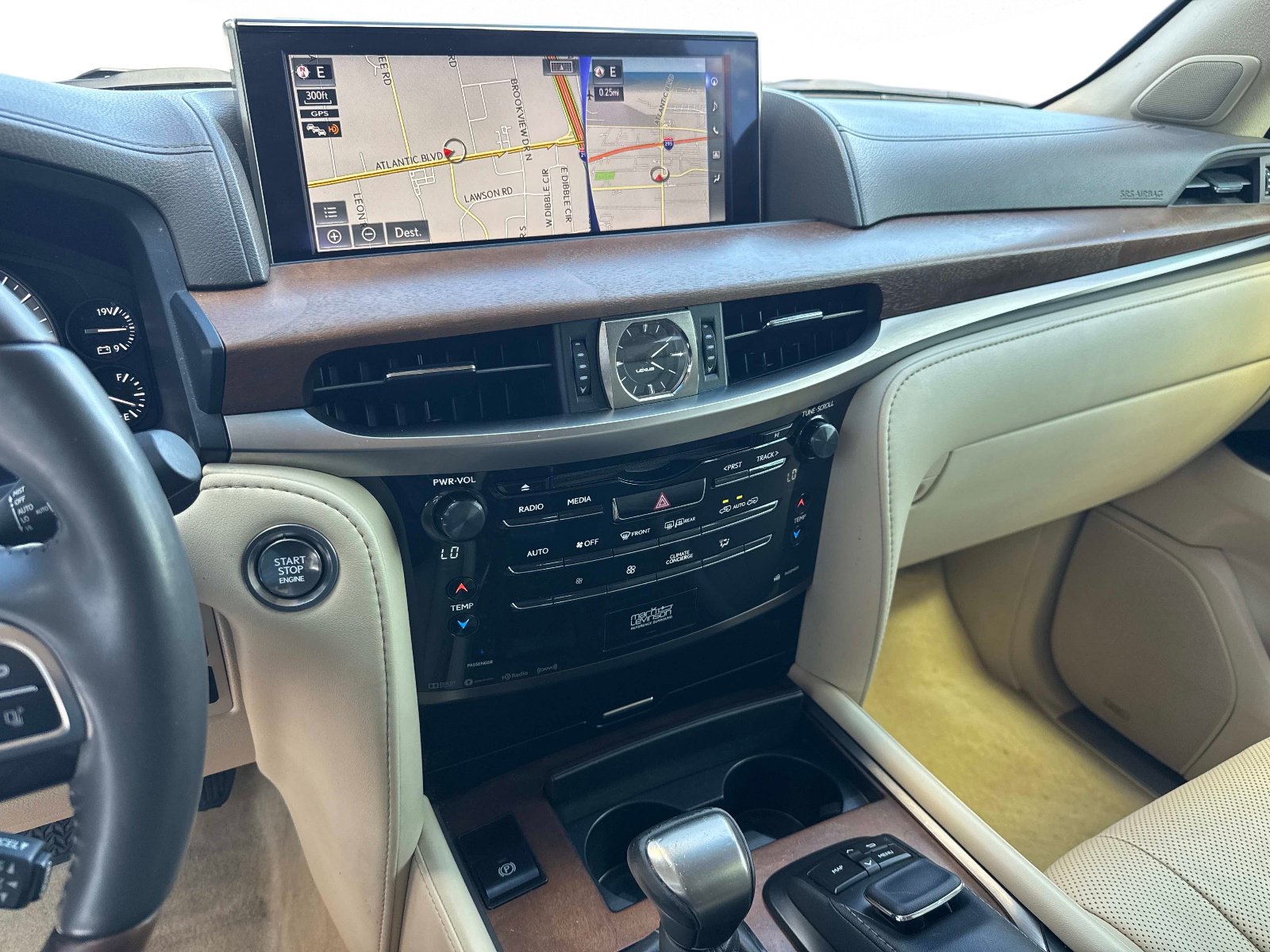 Used 2021 Lexus LX 570 4WD w/ Luxury Package image 26