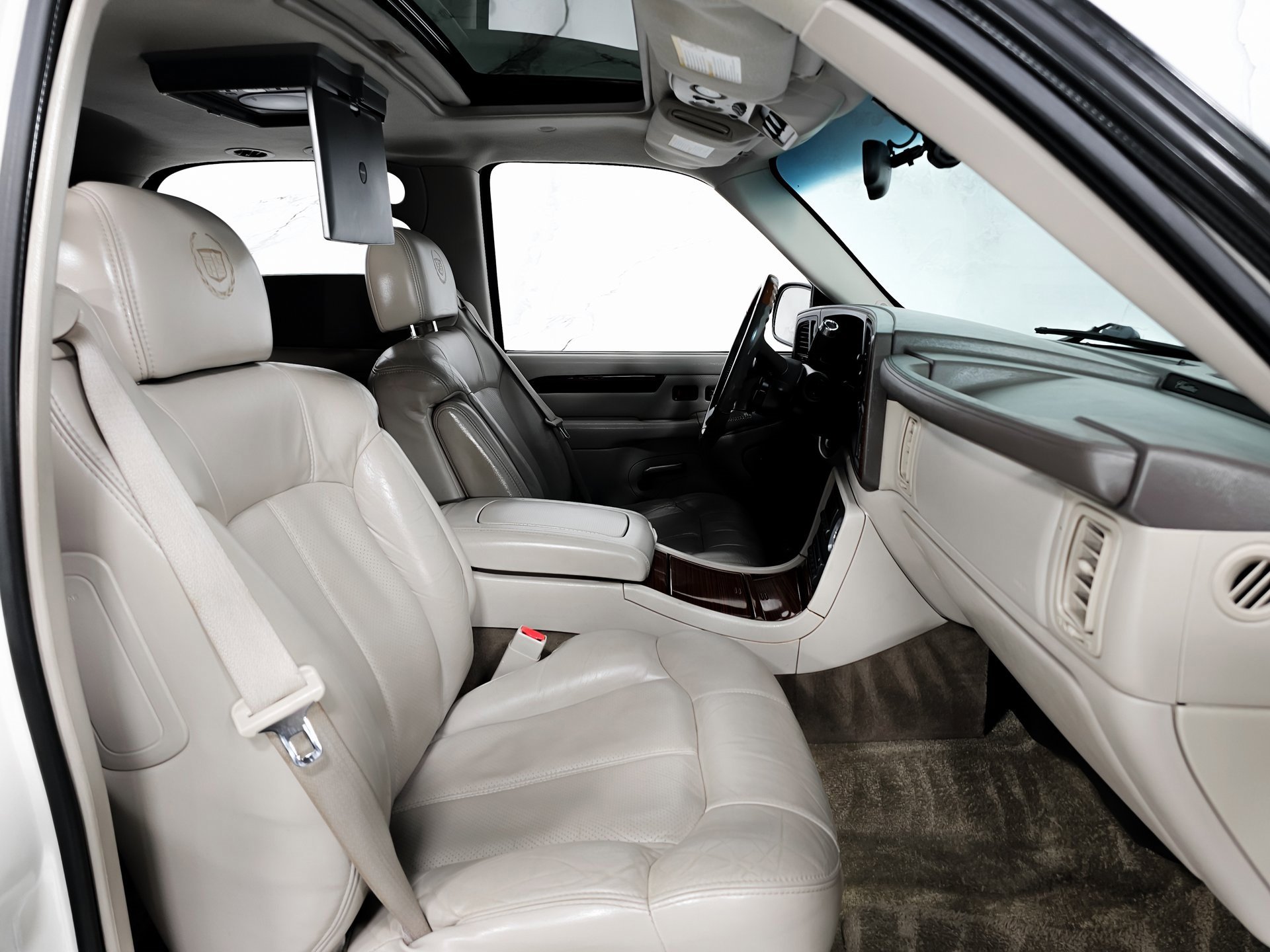 Used 2002 Cadillac Escalade AWD image 2