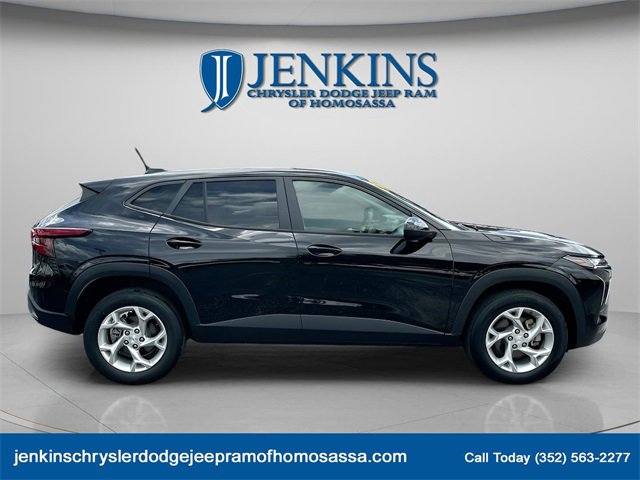 Used 2024 Chevrolet Trax LS w/ LS Convenience Package image 2