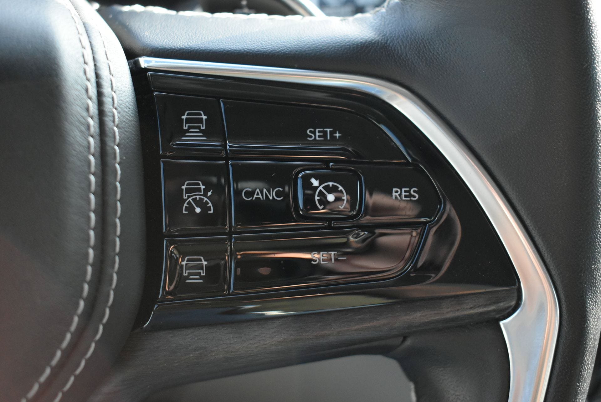 Used 2022 Jeep Grand Cherokee Overland AWD/4WD image 22