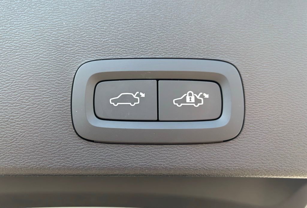 Certified 2023 Volvo XC40 B5 Plus w/ Driver Assist Package image 24