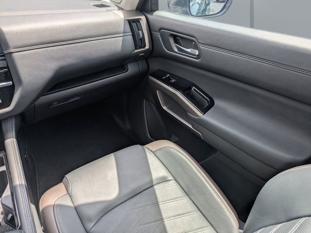 Used 2024 Nissan Pathfinder Platinum w/ Black Appearance Package image 18